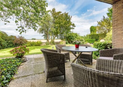 geschützter Terrassenbereich zum freistehenden Architektenbungalow mit fantastischer Fernsicht in bester Randlage von Düsseldorf-Angermund