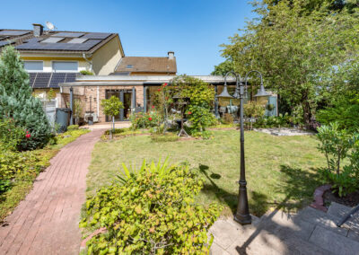 großes Gartenareal zum barrierefrei angebauten Haus mit moderner Ausstattung und Wintergarten in ruhiger Umgebung von Duisburg-Neudorf