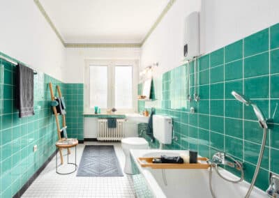 Grosses Badezimmer mit Fenster und Badewanne in der 2-Zimmerwohnung im Rosenhof, Duisburg-Wasserviertel zum Kauf