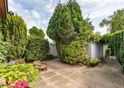 grosszügige Eingangszone vor dem Haus zum freistehenden Architektenbungalow mit fantastischer Fernsicht in bester Randlage von Düsseldorf-Angermund