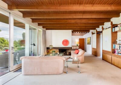 großzügiger Wohnbereich mit Terrassenzugang zum freistehenden Architektenbungalow mit fantastischer Fernsicht in bester Randlage von Düsseldorf-Angermund
