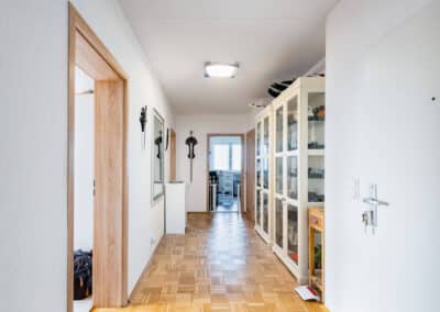 grüßzügige Diele zur hellen Eigentumswohnung in einer ausgesprochen gepflegten Wohnanlage in Duisburg-Huckingen, Immobilien Hempel im Duisburger Wasserviertel