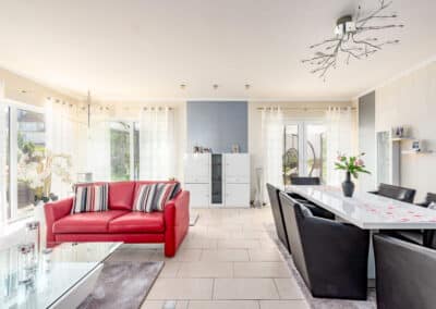 heller und offener Wohnbereich zum barrierefrei angebauten Haus mit moderner Ausstattung und Wintergarten in ruhiger Umgebung von Duisburg-Neudorf