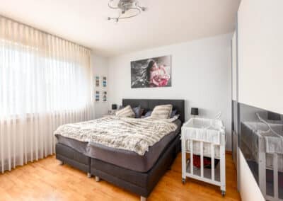 helles Schlafzimmer zur hellen Eigentumswohnung in einer ausgesprochen gepflegten Wohnanlage in Duisburg-Huckingen, Immobilien Hempel im Duisburger Wasserviertel