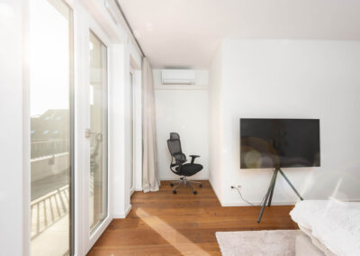 kleine Büroecke im Schlafzimmer in hochwertig ausgestatteter 2-Zimmer-Wohnung in Duisburg-Kaiserberg