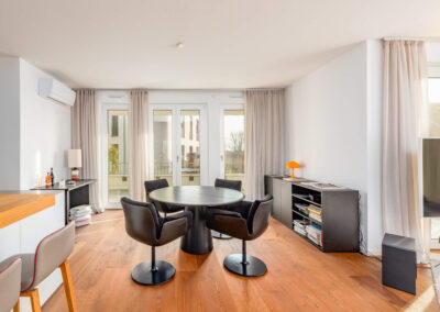 lichtdurchfluteter Essbereich mit angrenzender, offenen Küche