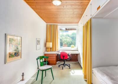 linkes Kinderzimmer zum freistehenden Architektenbungalow mit fantastischer Fernsicht in bester Randlage von Düsseldorf-Angermund