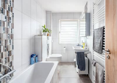 modernes Tageslichtbad zur hellen Eigentumswohnung in einer ausgesprochen gepflegten Wohnanlage in Duisburg-Huckingen, Immobilien Hempel im Duisburger Wasserviertel