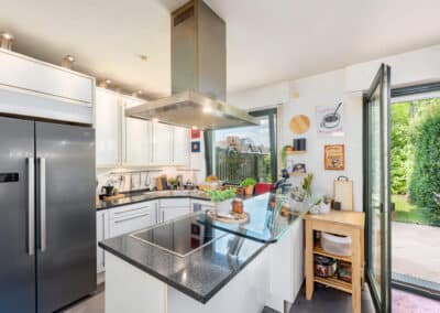 offene Küche mit Gartenzugang des Einfamilienhauses in Düsseldorf Kaiserswerth