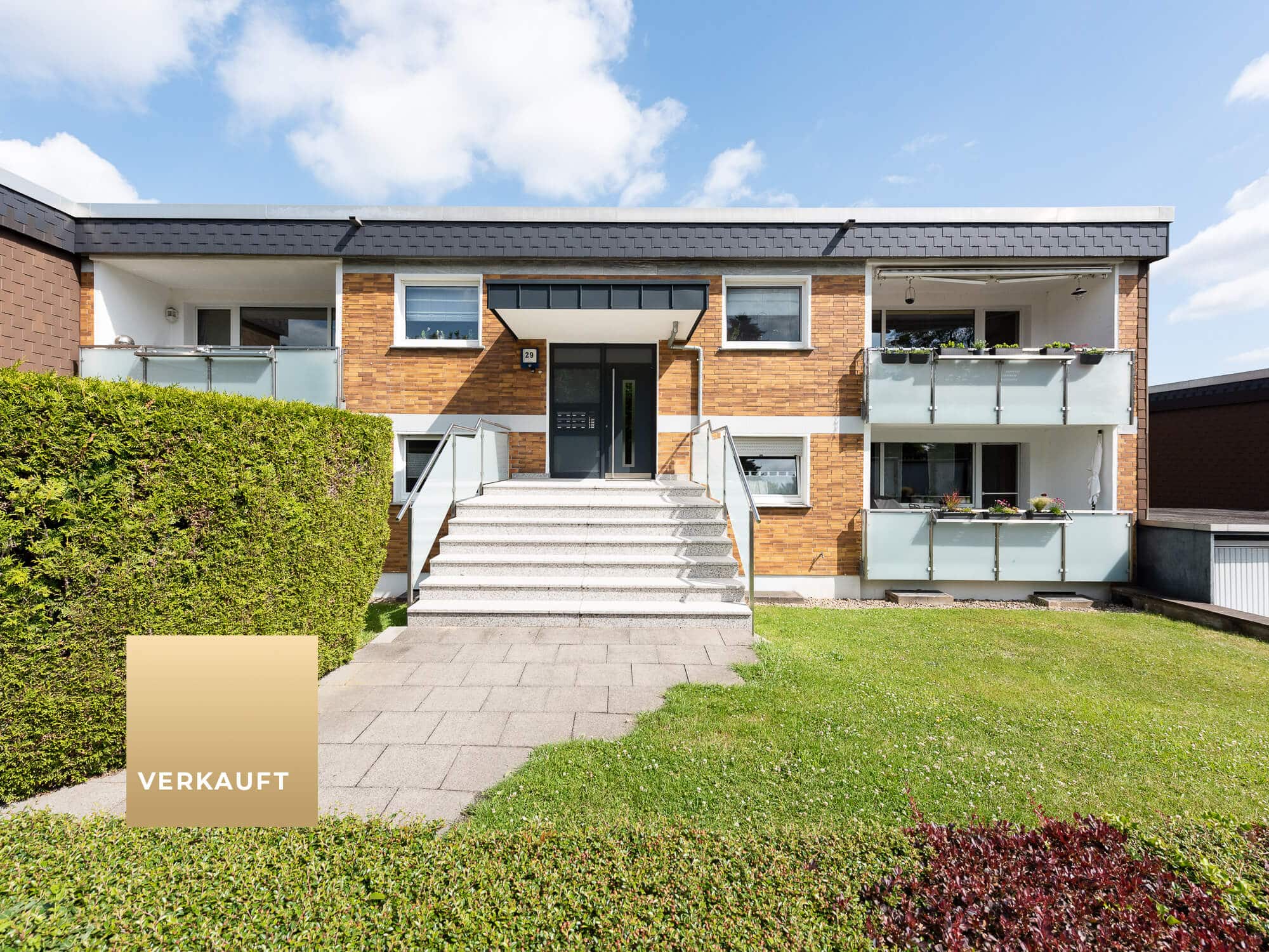 Vorderansicht der gepflegten Eigentumswohnanlage in Mülheim-Saarn