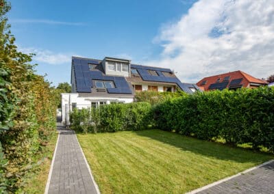 rückwärtige Ansicht mit Garten - Maisonette-Loftwohnung mit Dachterrasse und eigenem Gartenanteil im grünen Duisburg-Mündelheim zur Miete