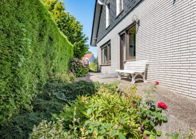 seitliche Hausansicht zum einseitig angebauten Bungalow mit ausbaufähigem Dachgeschoss in Gladbeck-Rosenhügel