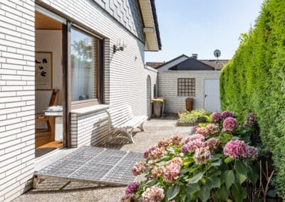 seitlicher Gartenbereich zum einseitig angebauten Bungalow mit ausbaufähigem Dachgeschoss in Gladbeck-Rosenhügel
