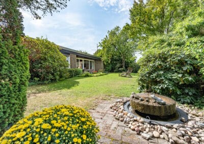 seitlicher Gartenbereich zum freistehenden Architektenbungalow mit fantastischer Fernsicht in bester Randlage von Düsseldorf-Angermund