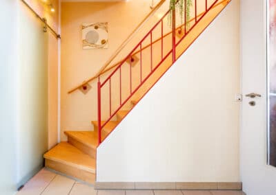 stilvoller Treppenaufgang zum barrierefrei angebauten Haus mit moderner Ausstattung und Wintergarten in ruhiger Umgebung von Duisburg-Neudorf