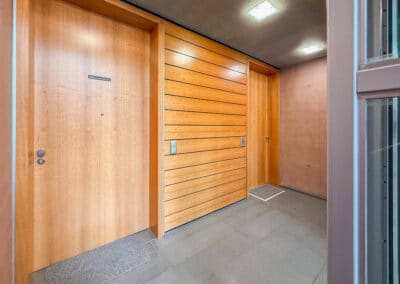 stilvoller Wohneingang - Renovierte Wohnung an der Speichergracht im Duisburger Innenhafen, Immobilien Hempel, Makler für exklusive Wohnungen in Duisburg