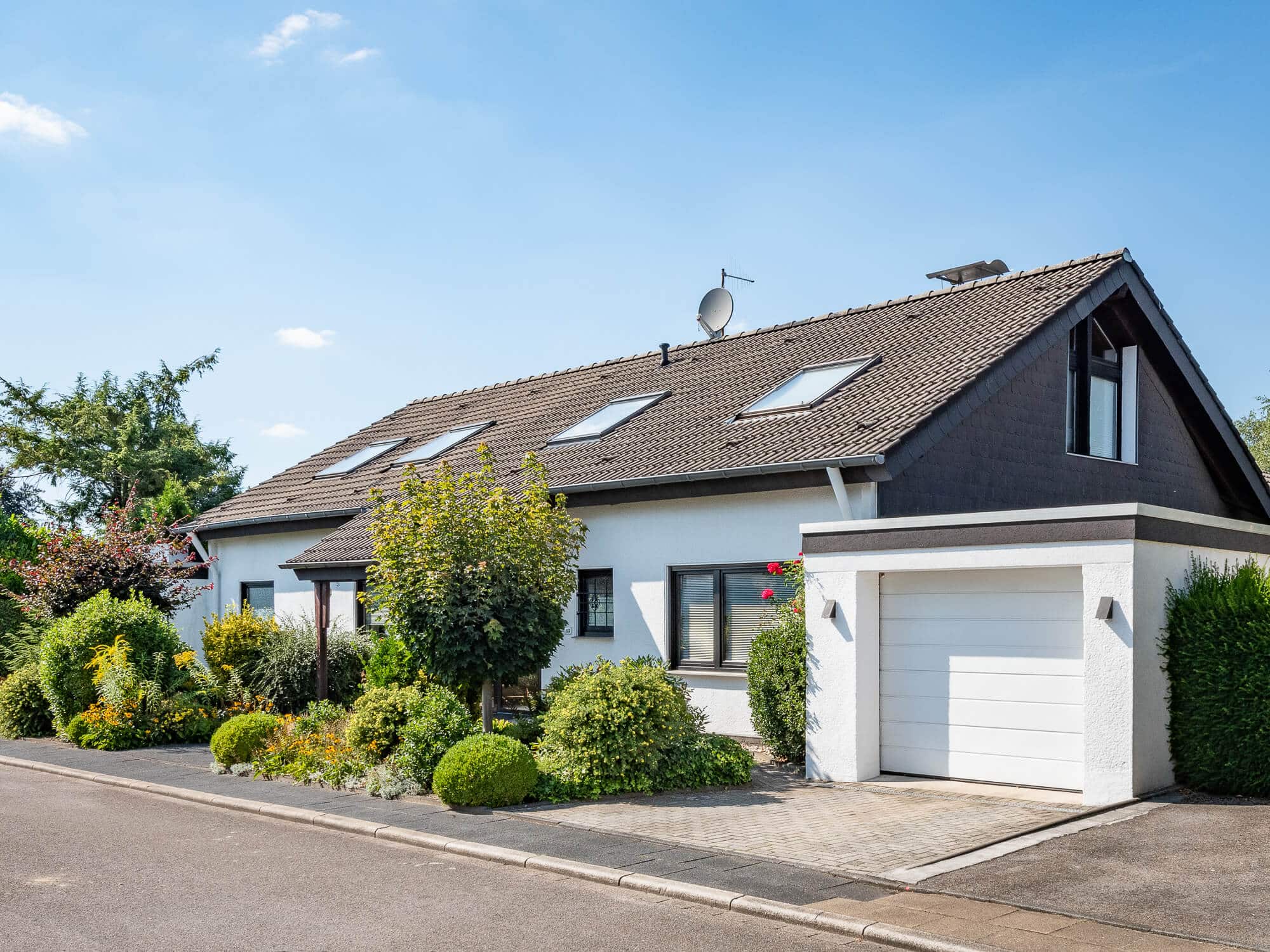strassenansicht-freistehendes-einfamilienhaus-mit-einliegerwohnung-muelheim-holthausen.jpg
