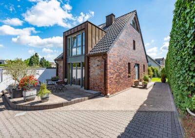 Vorderansicht des modernen und neuwertigen Einfamilienhaus zum Kauf im Duisburger Süden
