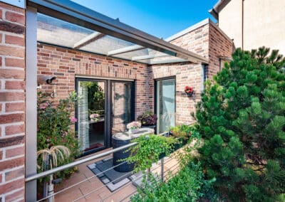 vorgelagerter Balkon zum barrierefrei angebauten Haus mit moderner Ausstattung und Wintergarten in ruhiger Umgebung von Duisburg-Neudorf