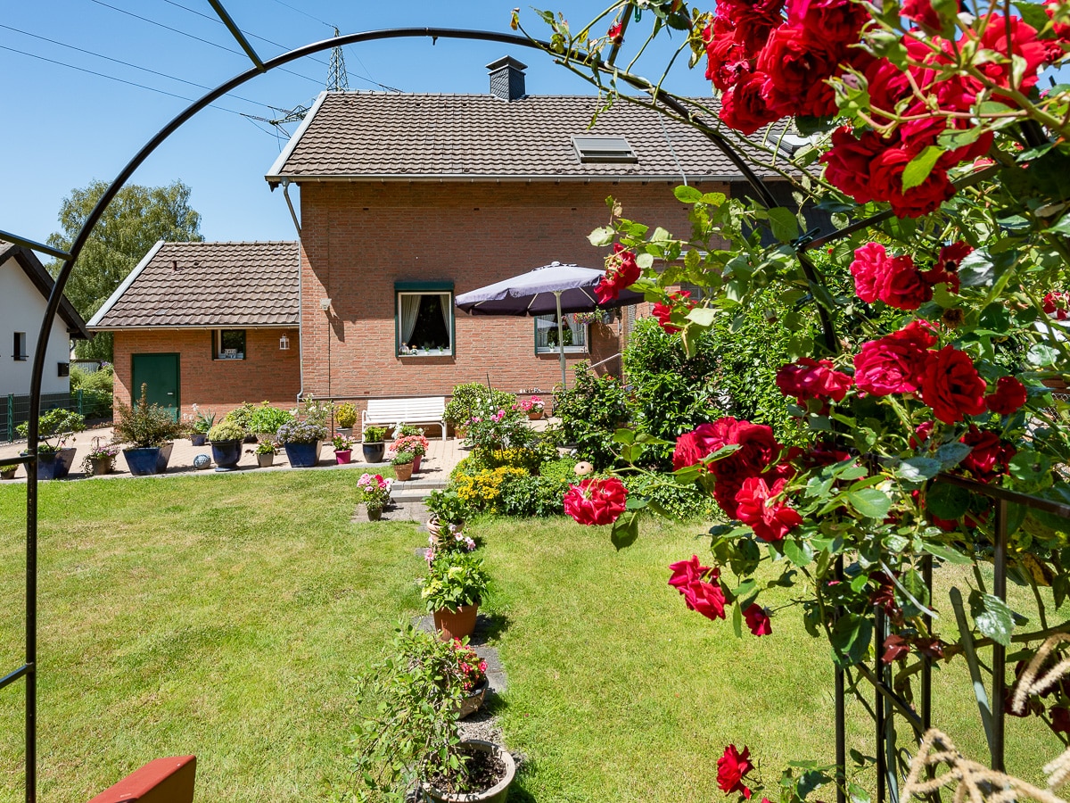 Duett im GrünenZweifamilienhaus mit Gartenidylle und Nähe zum Grünen