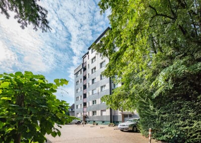 Hausansicht zur hellen Eigentumswohnung in einer ausgesprochen gepflegten Wohnanlage in Duisburg-Huckingen, Immobilien Hempel im Duisburger Wasserviertel